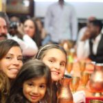 Deux jolies petites filles au restaurant indien